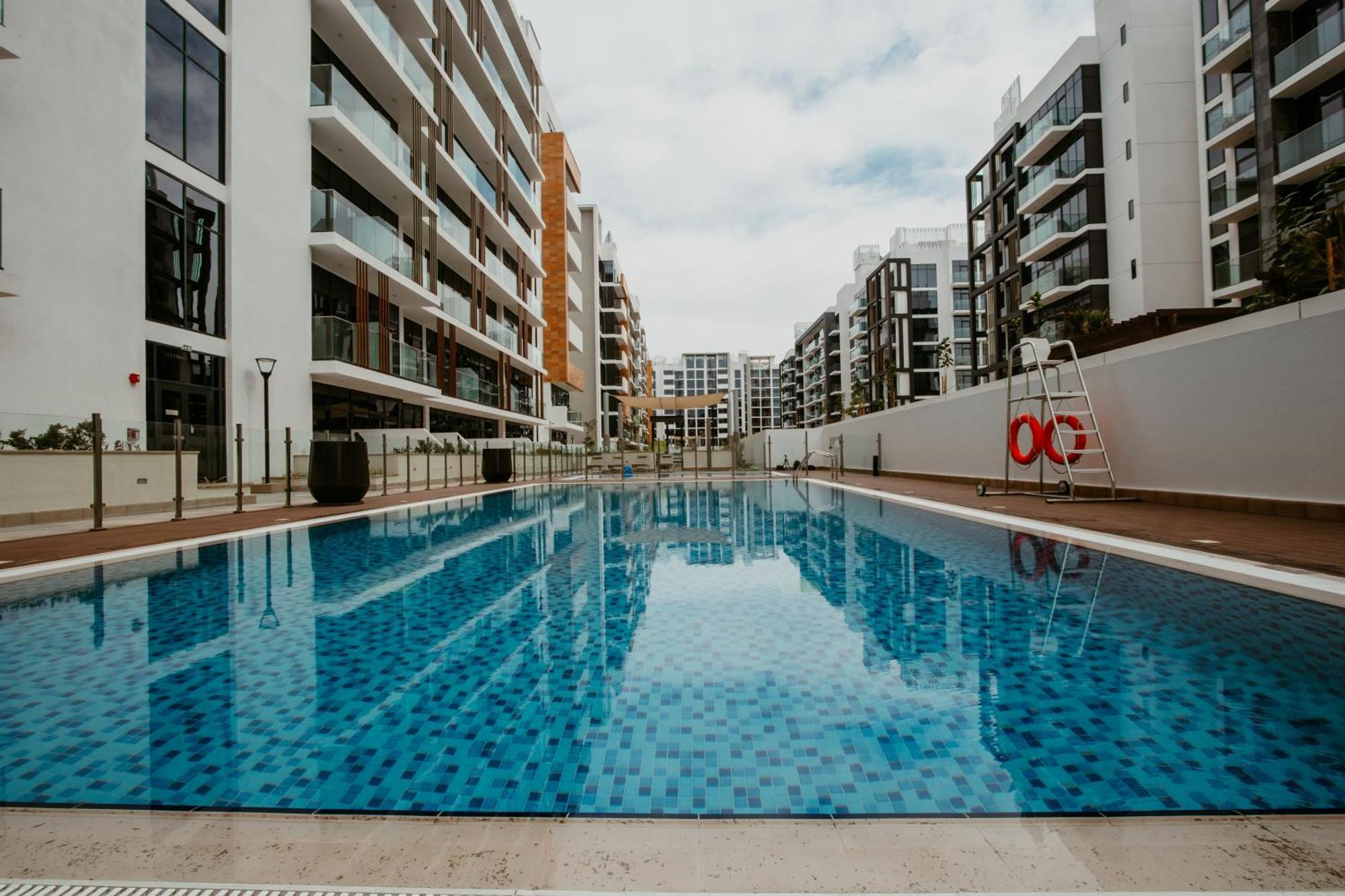 Modern Oasis: Spacious Near Downtown Apartment