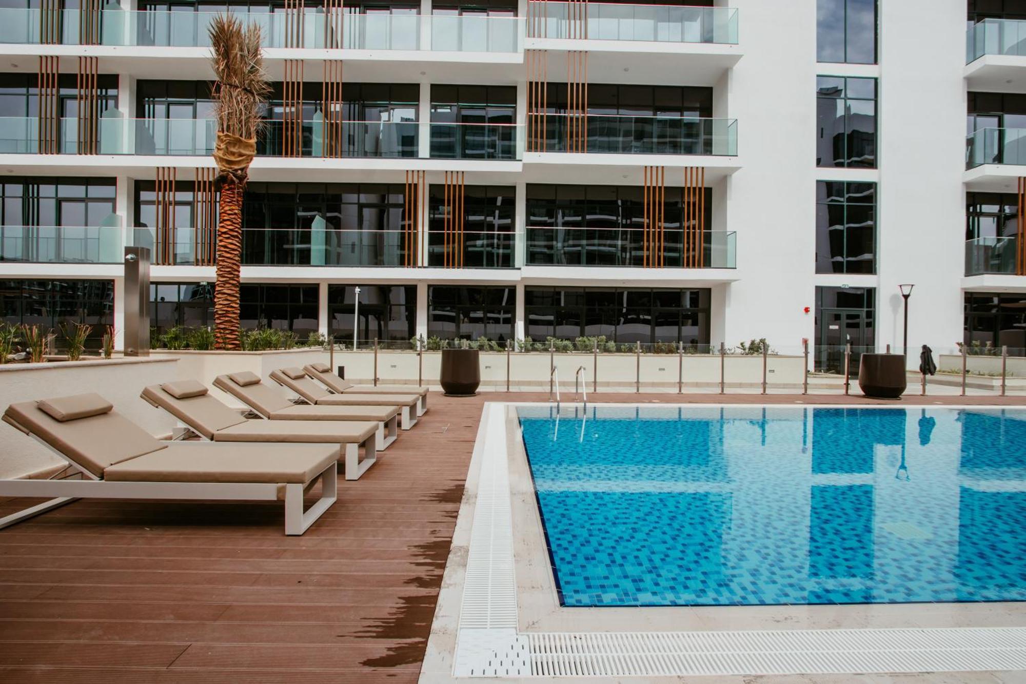 Modern Oasis: Spacious Near Downtown Apartment *