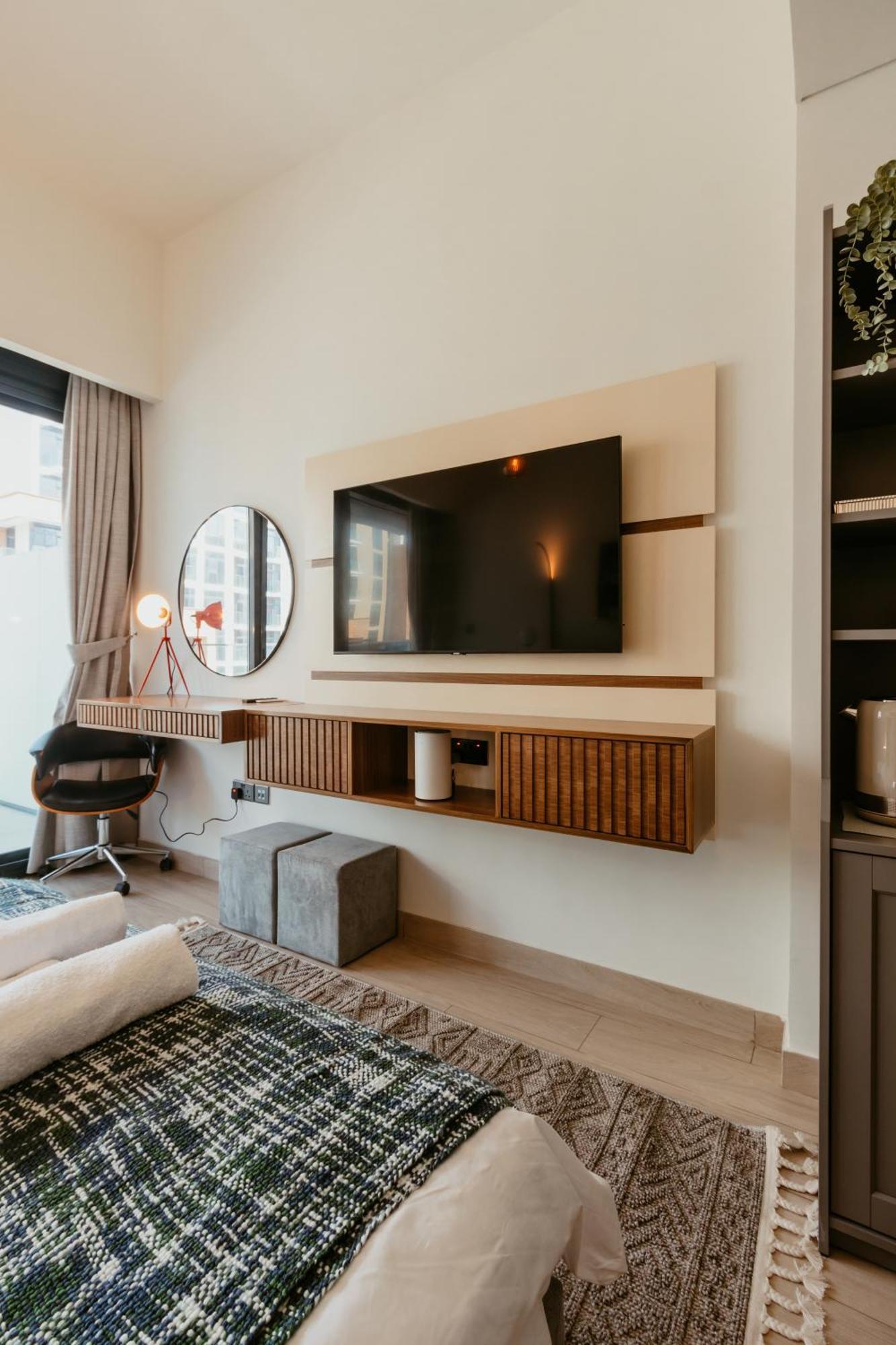 Modern Oasis: Spacious Near Downtown Dubai