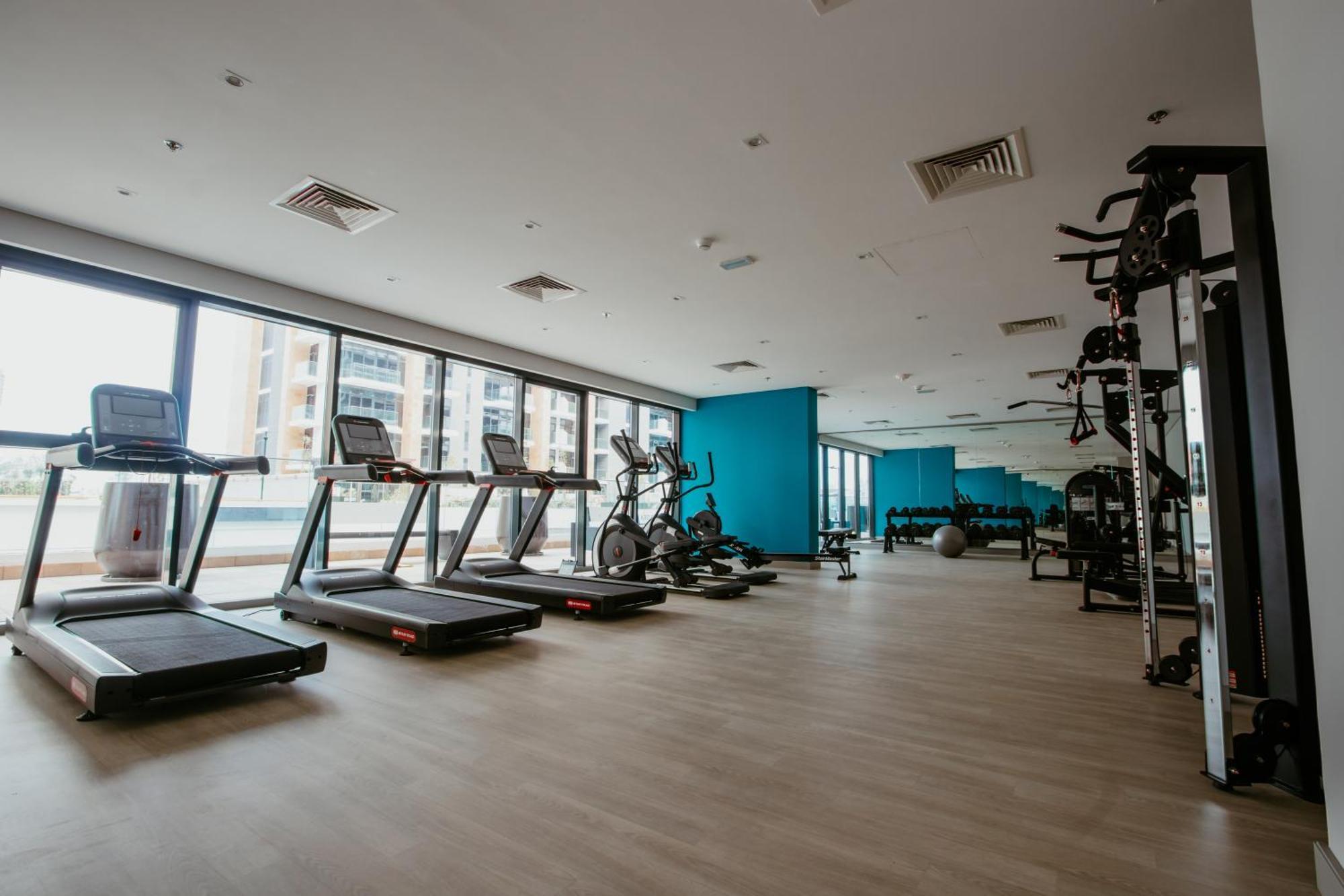 Modern Oasis: Spacious Near Downtown Apartment *