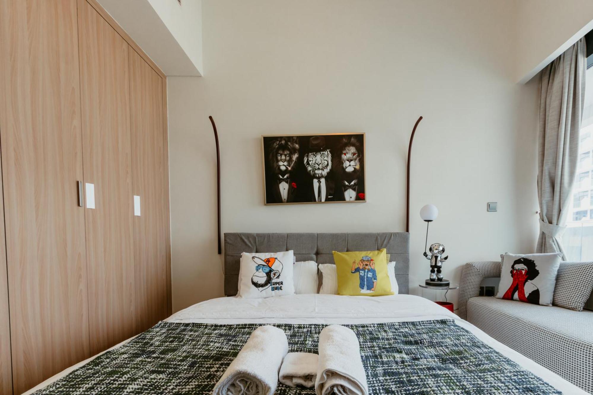Modern Oasis: Spacious Near Downtown * Dubai
