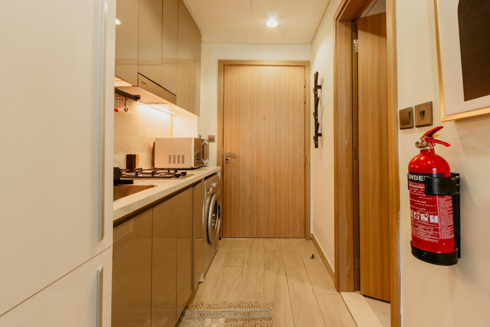 Modern Oasis: Spacious Near Downtown Apartment Dubai