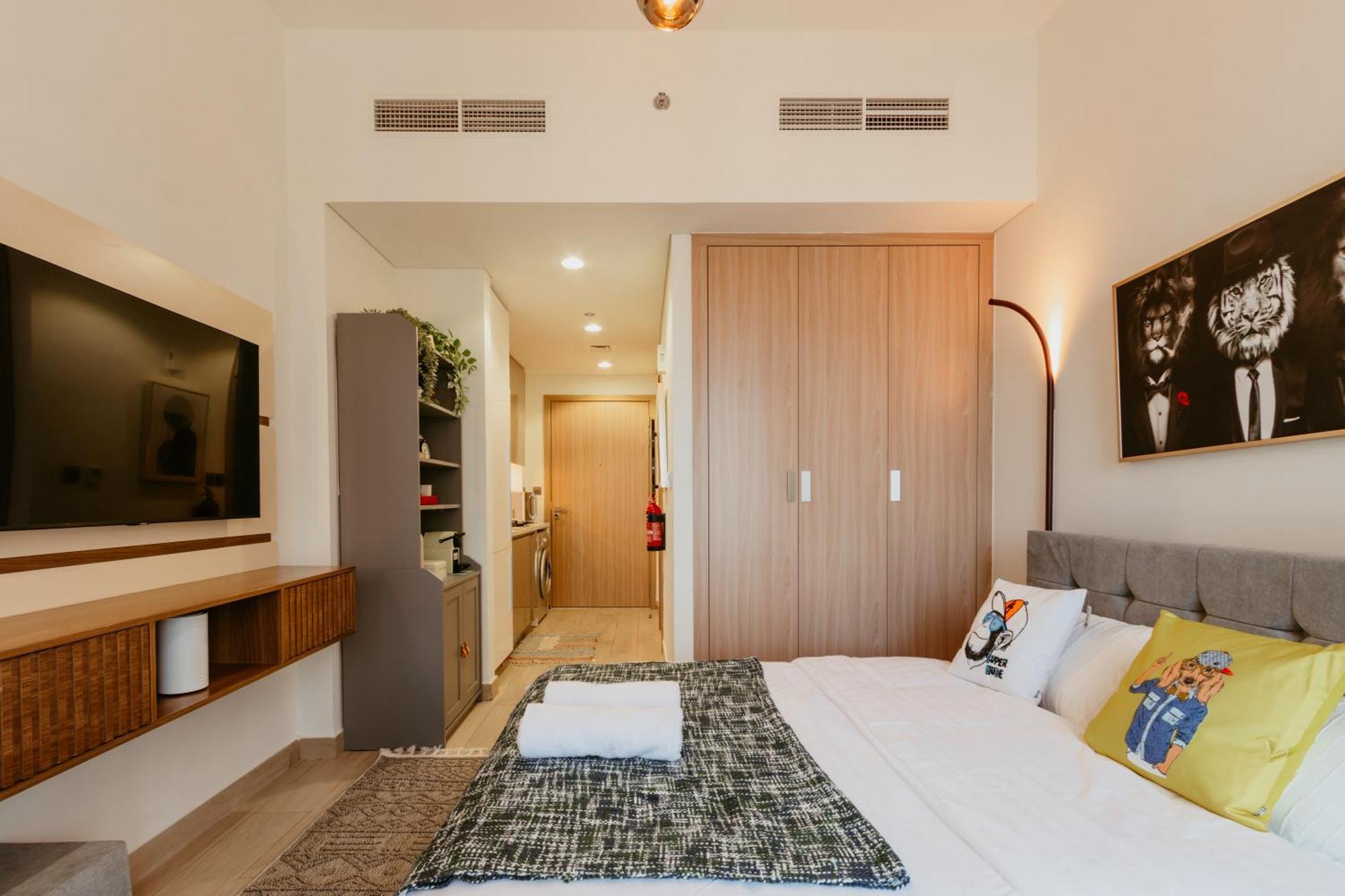 Modern Oasis: Spacious Near Downtown * Dubai