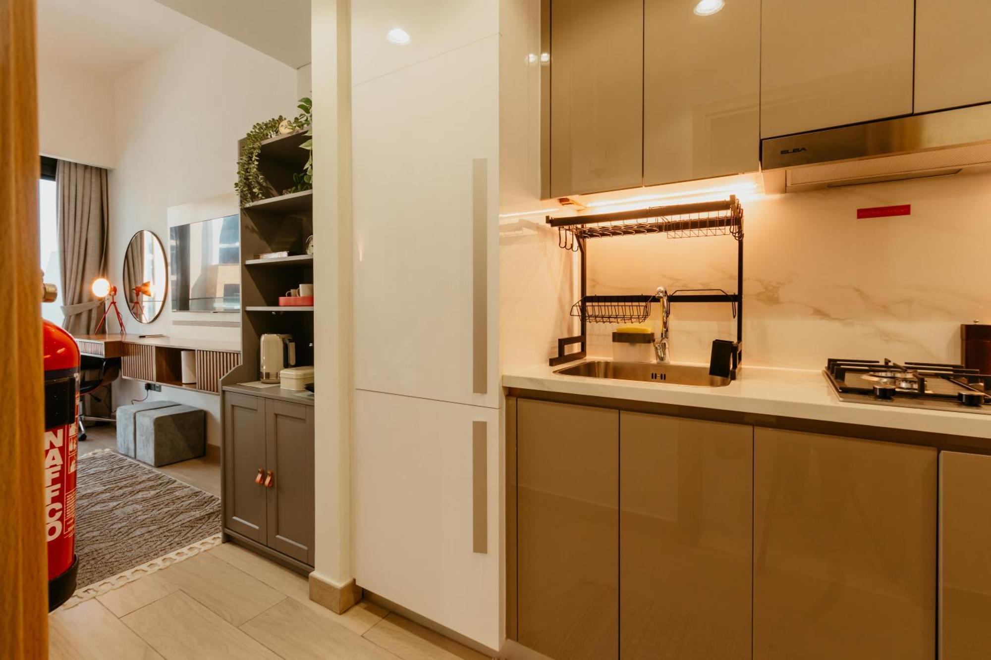 Modern Oasis: Spacious Near Downtown Apartment *