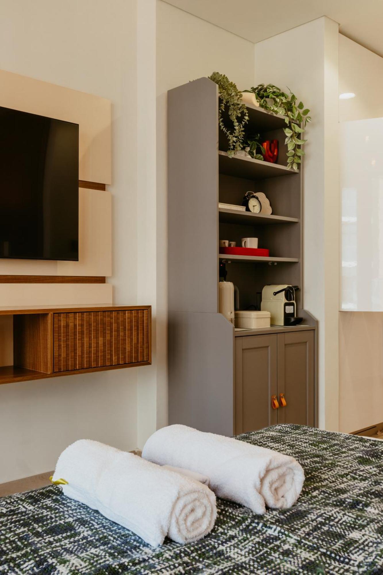 Modern Oasis: Spacious Near Downtown Apartment Dubai