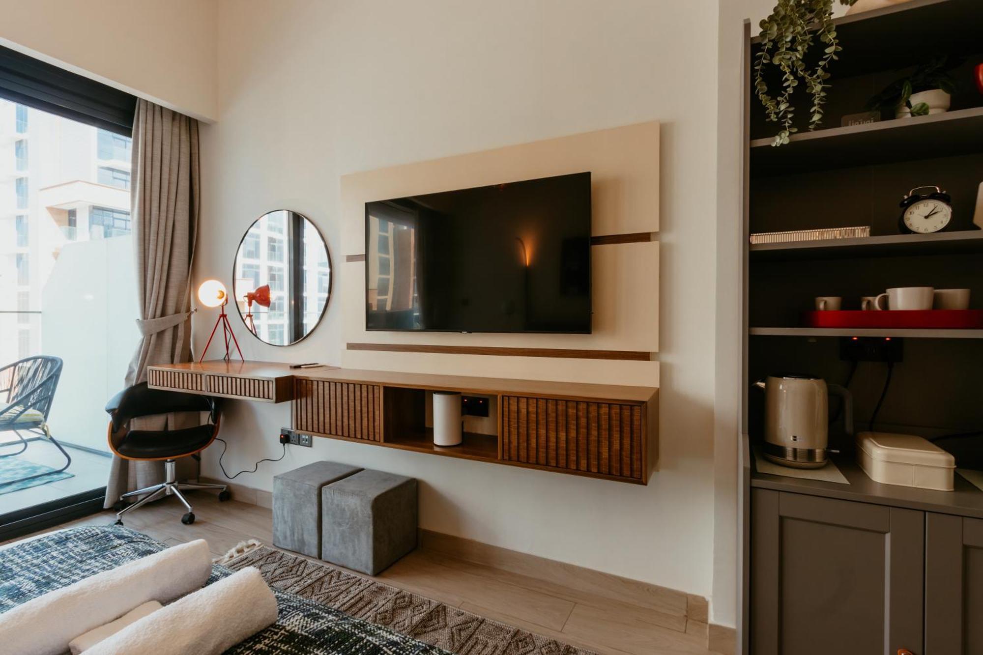 Modern Oasis: Spacious Near Downtown Apartment