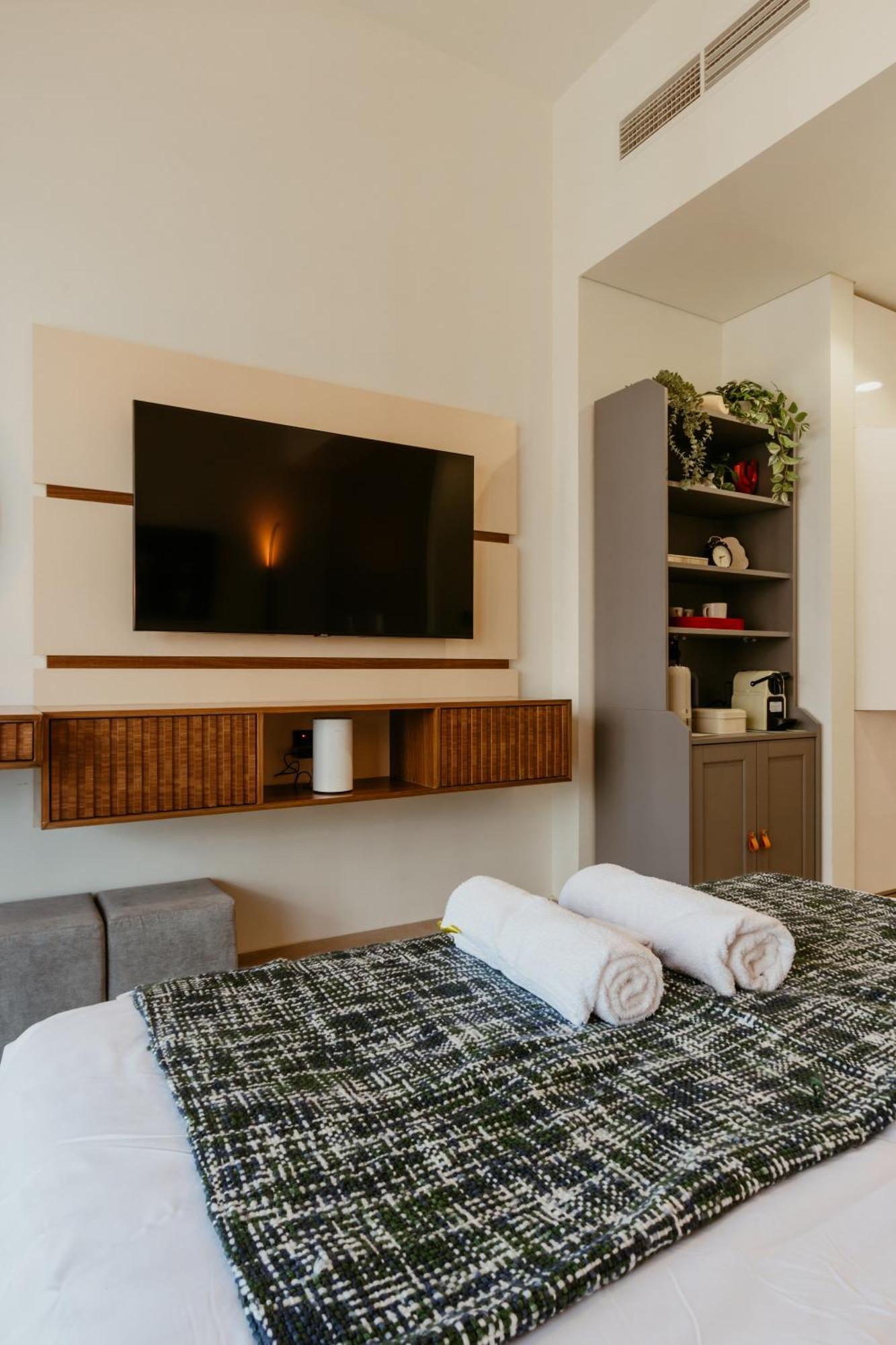 Modern Oasis: Spacious Near Downtown Apartment *