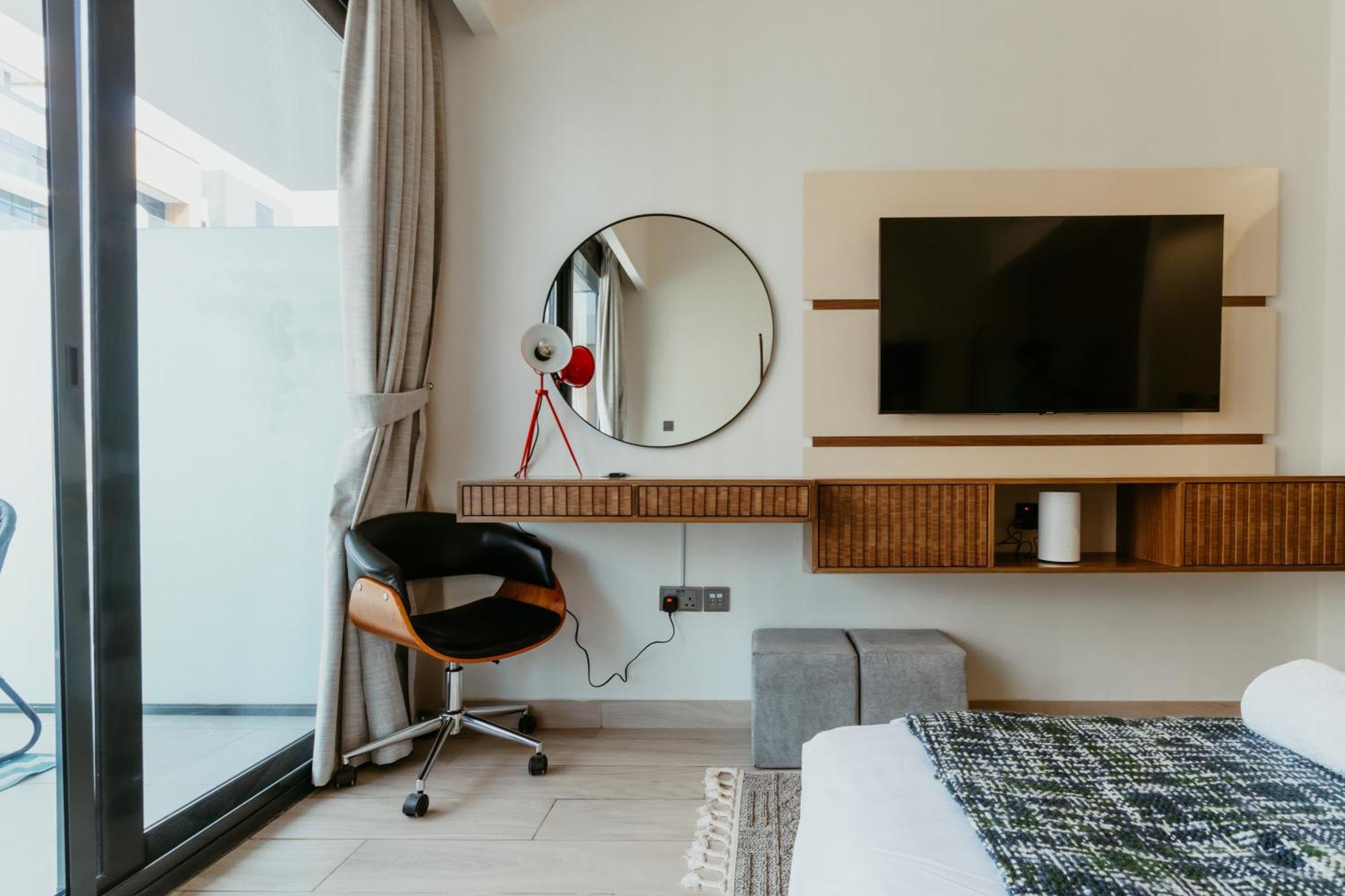 Modern Oasis: Spacious Near Downtown Dubai
