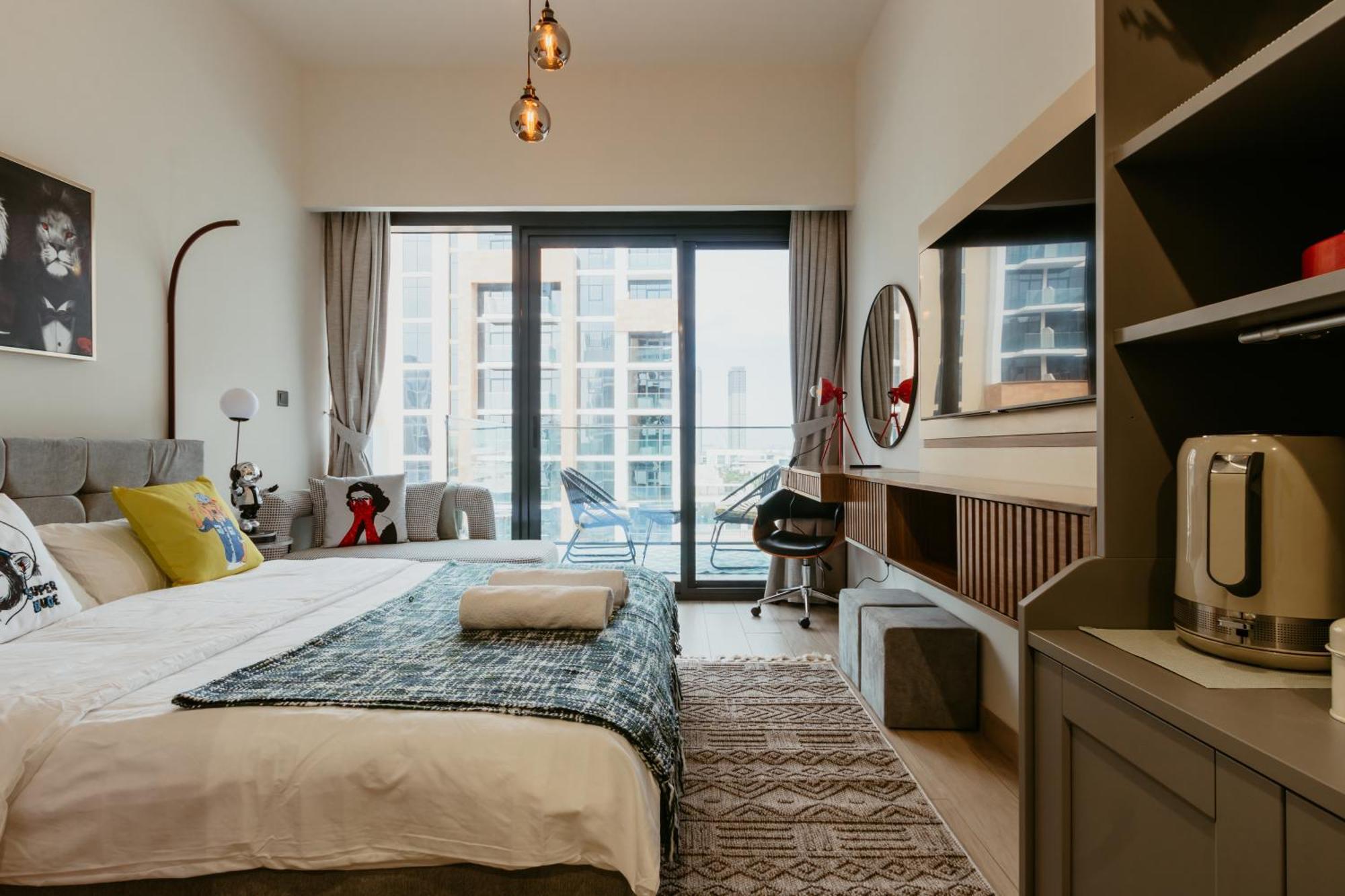 Modern Oasis: Spacious Near Downtown Apartment
