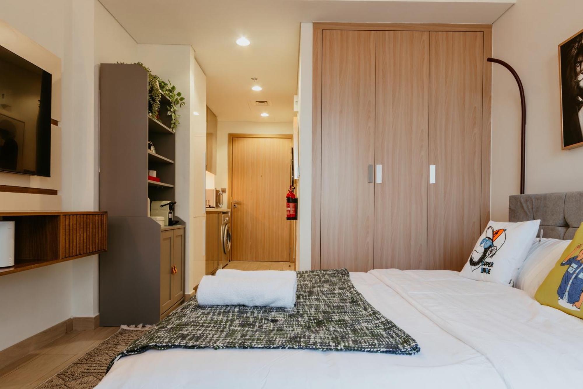 Modern Oasis: Spacious Near Downtown * Dubai