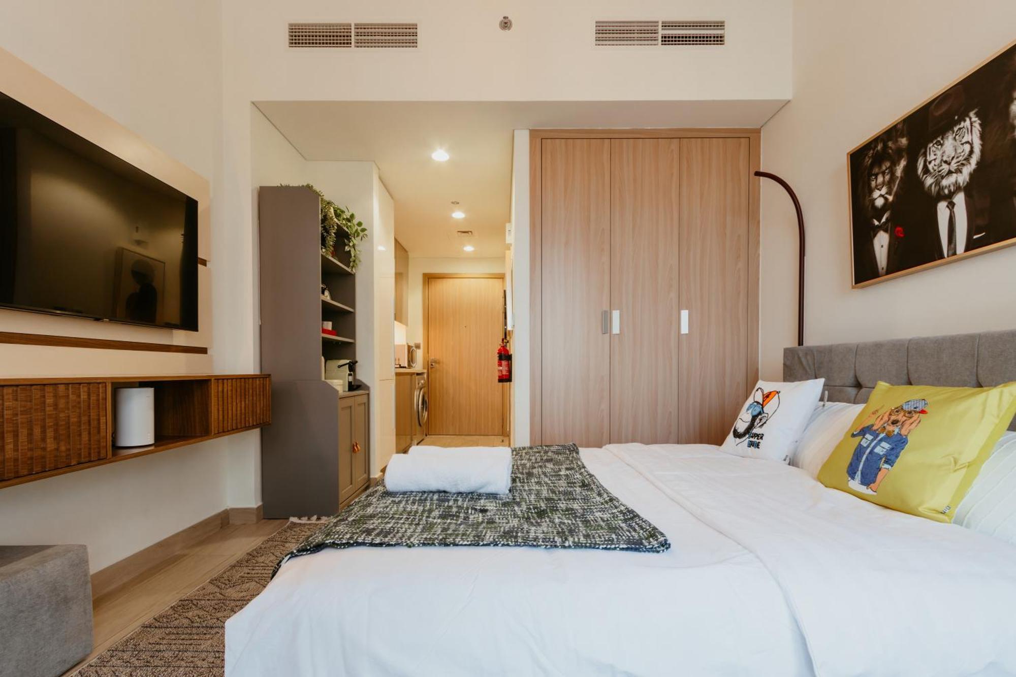 Modern Oasis: Spacious Near Downtown