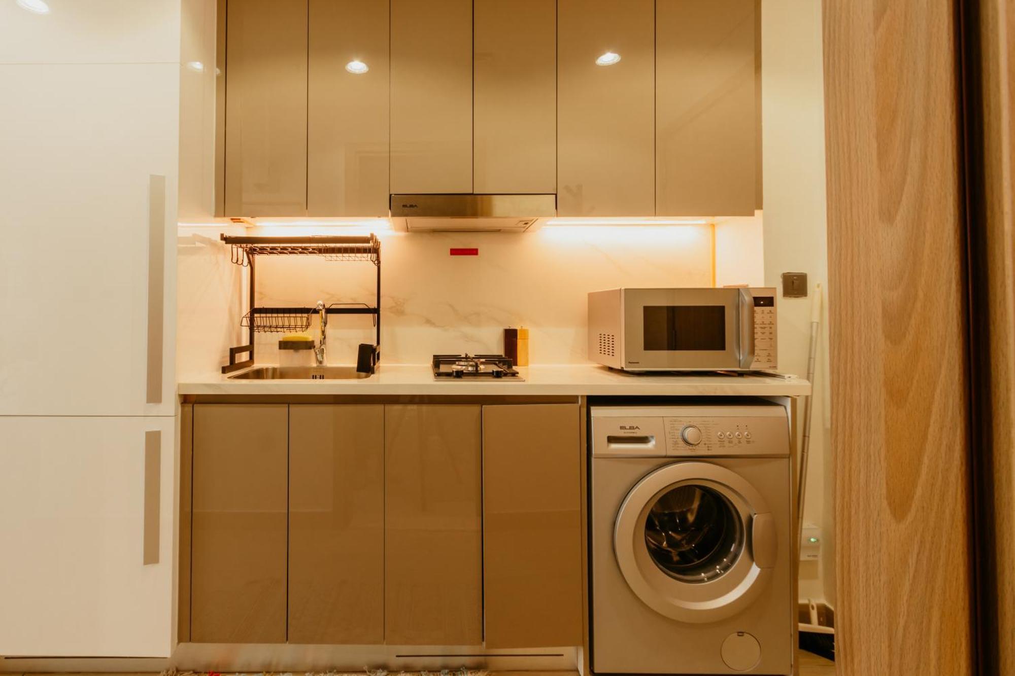 Modern Oasis: Spacious Near Downtown Apartment *