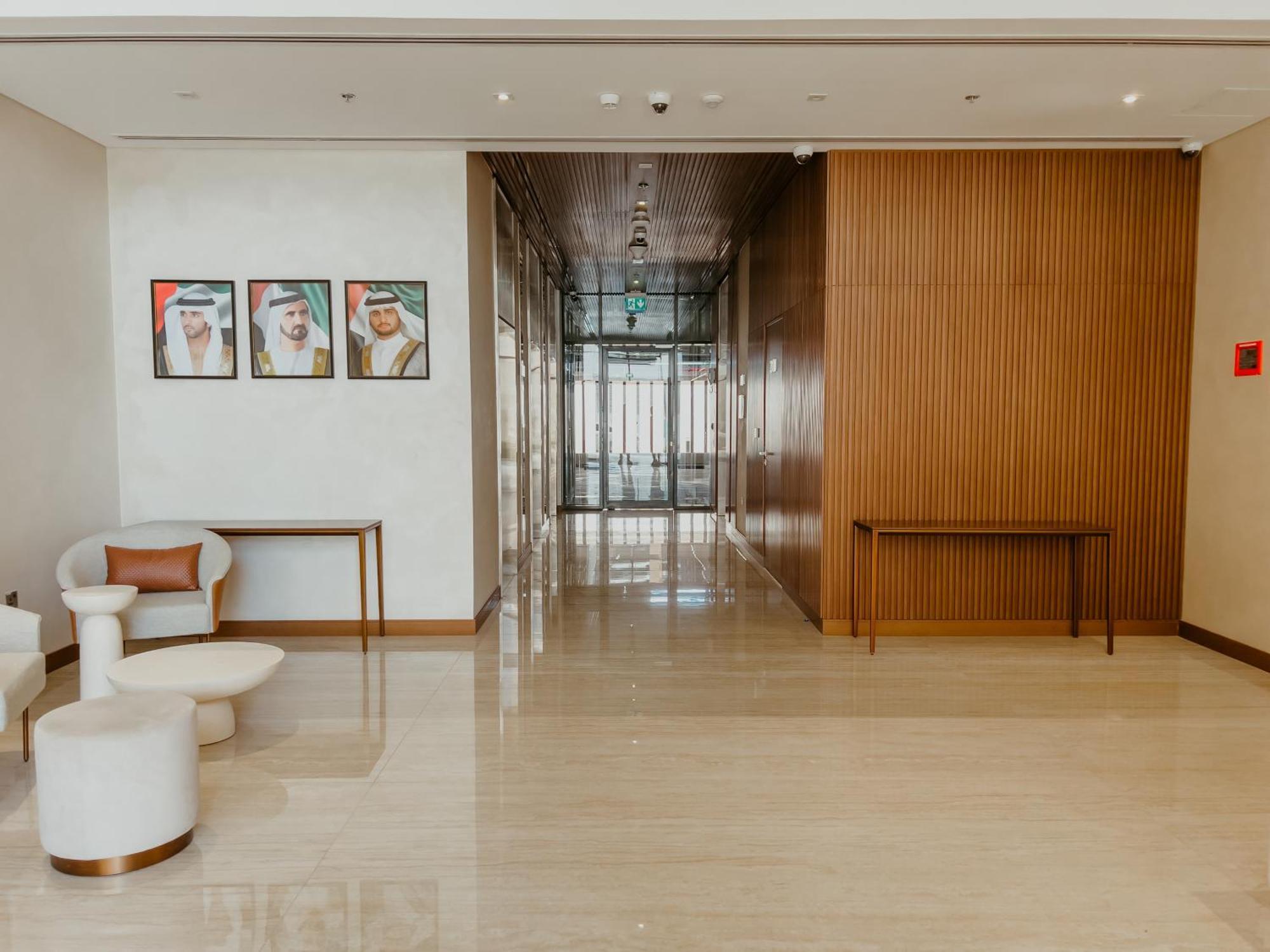Modern Oasis: Spacious Near Downtown Apartment *