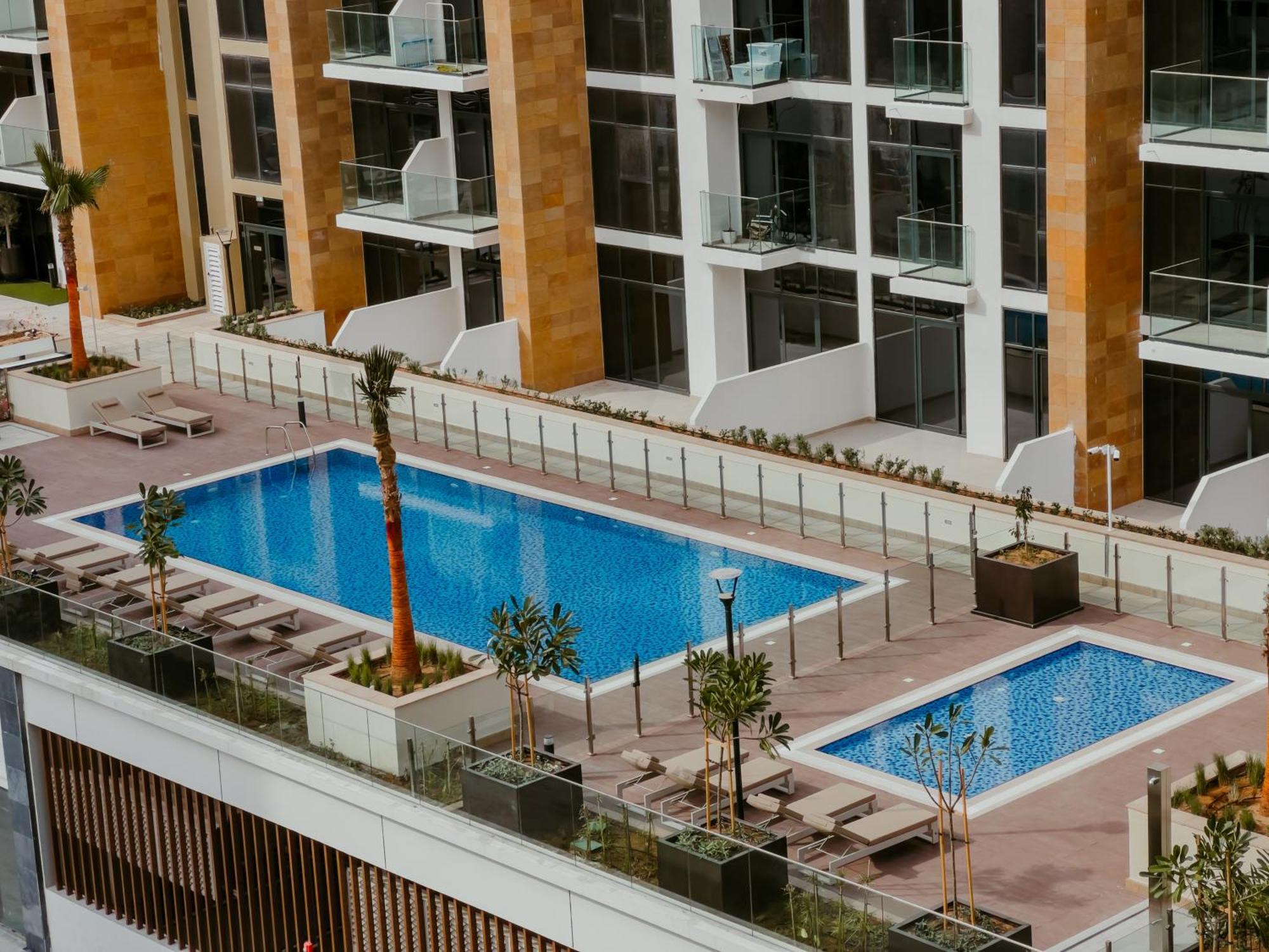 Modern Oasis: Spacious Near Downtown Apartment Dubai