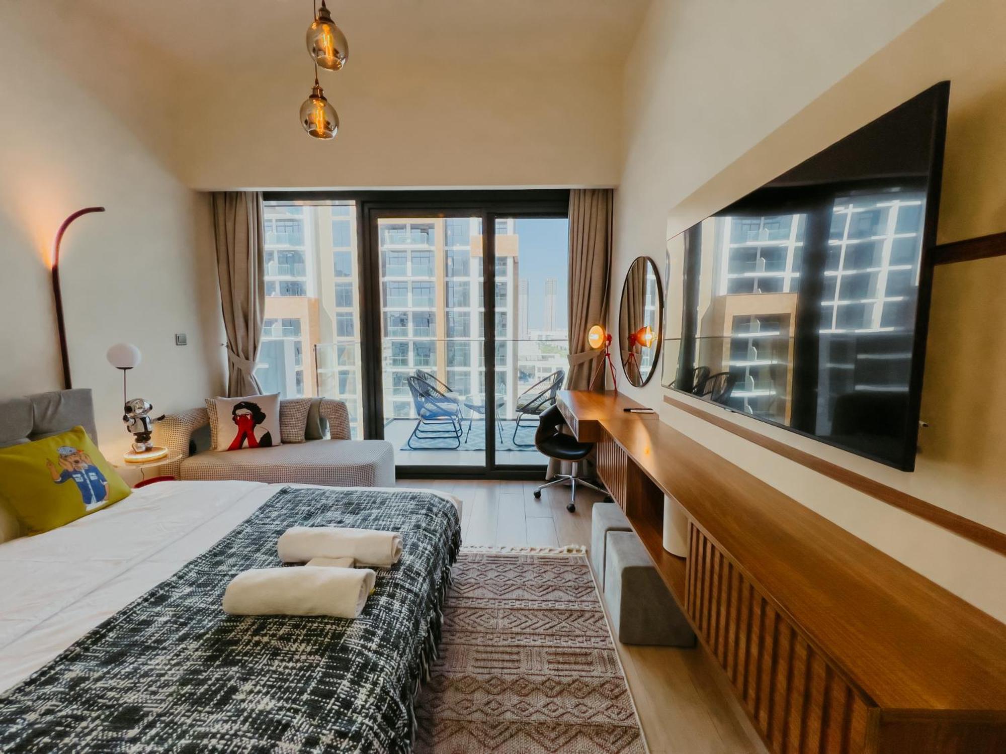 Modern Oasis: Spacious Near Downtown Apartment *