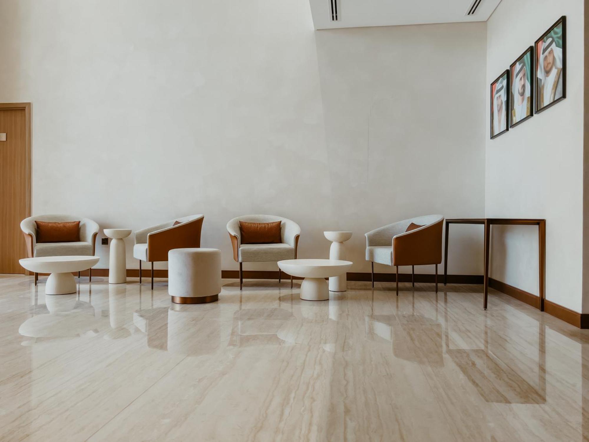 Modern Oasis: Spacious Near Downtown Apartment *