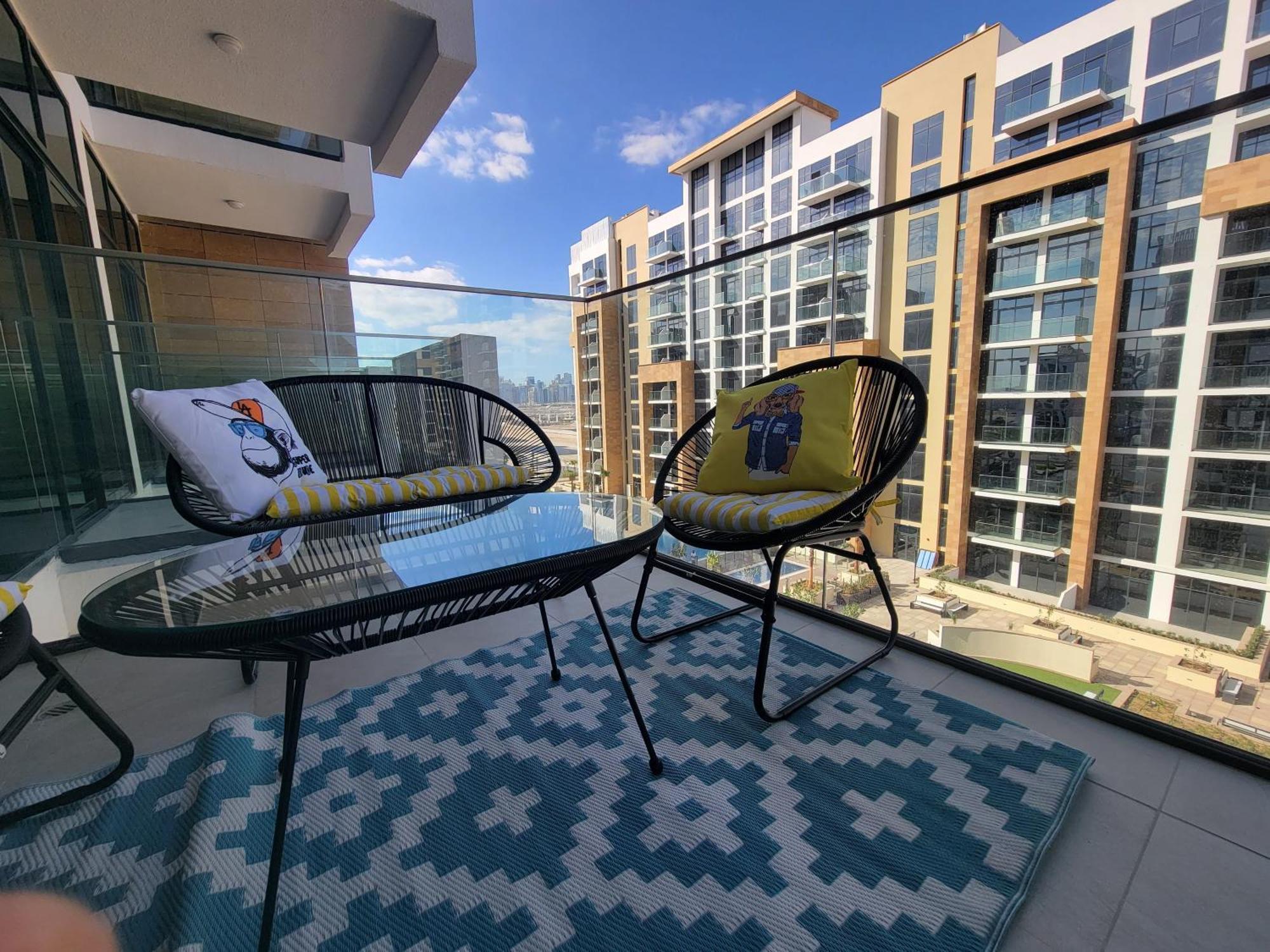 Modern Oasis: Spacious Near Downtown *